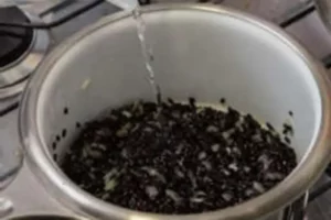 Receita de Arroz Negro ao Mare