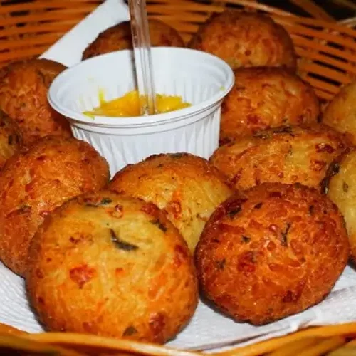 Receita de Bolinho de arroz com carne seca e queijo