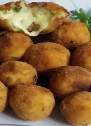 Receita de Bolinho de batata doce recheado com queijo