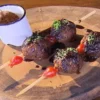 Receita de Bolinho de carne de sol ao molho de jabuticaba