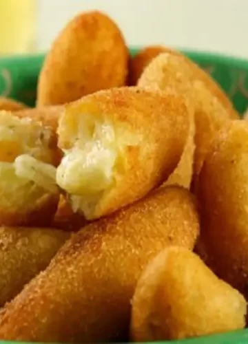 Receita de Bolinho de mandioca com queijo e ervas