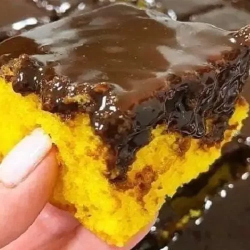 Receita de Bolo de Cenoura com cobertura de Chocolate e mel