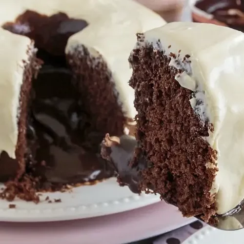 Receita de Bolo de Chocolate Cremoso com Cobertura de Leite linho