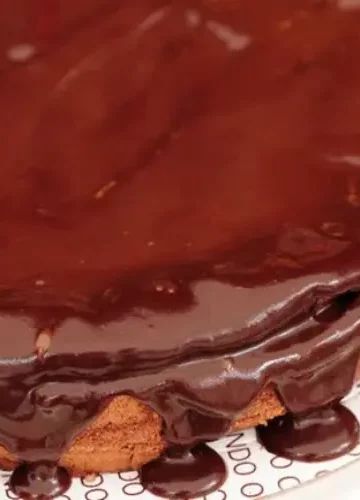 Receita de Bolo de Chocolate com Mousse e Merengue