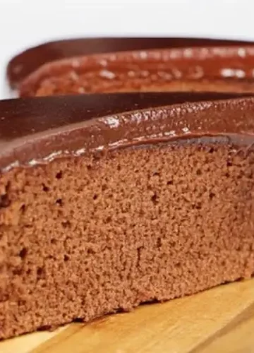 Receita de Bolo de Chocolate no Microondas com cobertura de chocolate