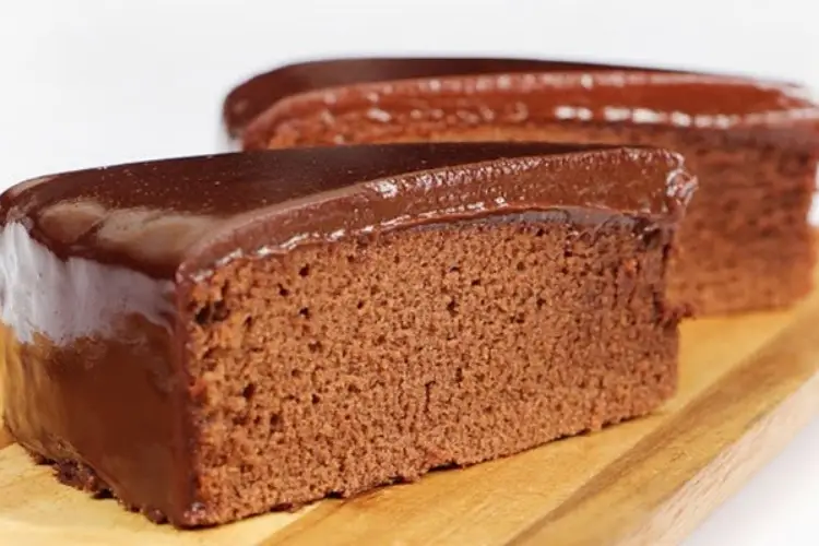 Receita de Bolo de Chocolate no Microondas com cobertura de chocolate