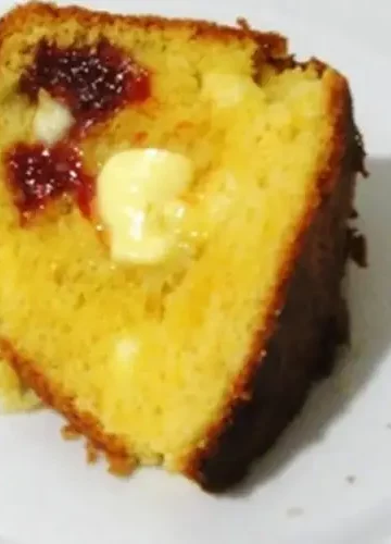 Receita de Bolo de Fubá com Goiabada e Queijo