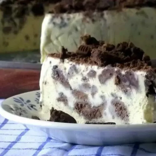 Receita de Bolo de Sorvete Recheado com Bolacha