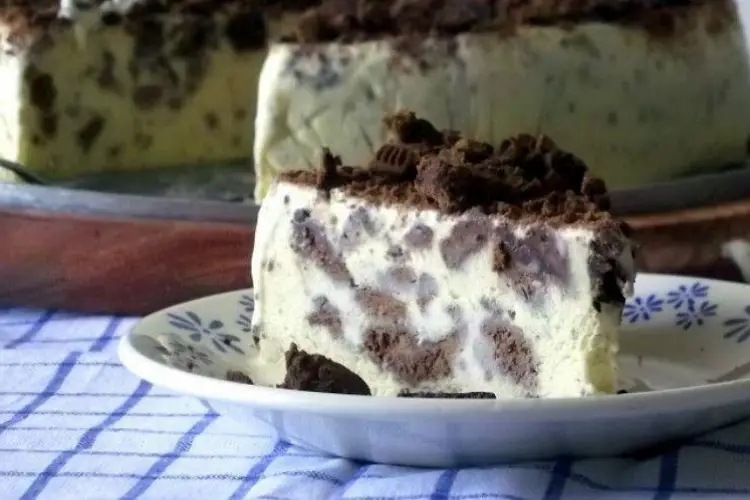 Receita de Bolo de Sorvete Recheado com Bolacha