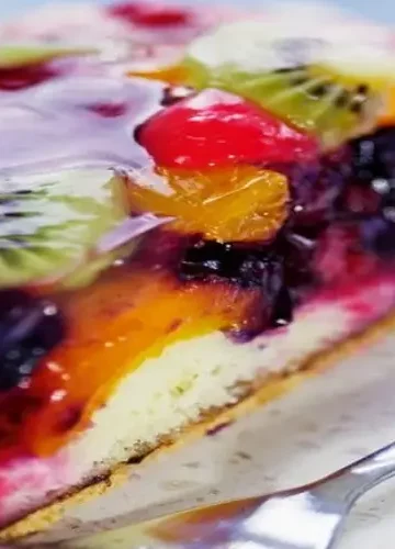 Receita de Bolo de Coco com Geleia e Frutas Frescas