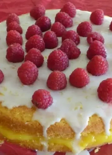 Receita de Bolo de limão com glacé de limão e framboesas