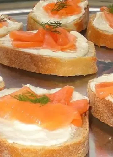 Bruschetta de salmão defumado