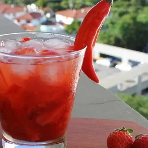 Receita de Caipirinha de Morango e Pimenta