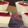 Receita de Cheesecake de Colher com Coulis de Framboesa