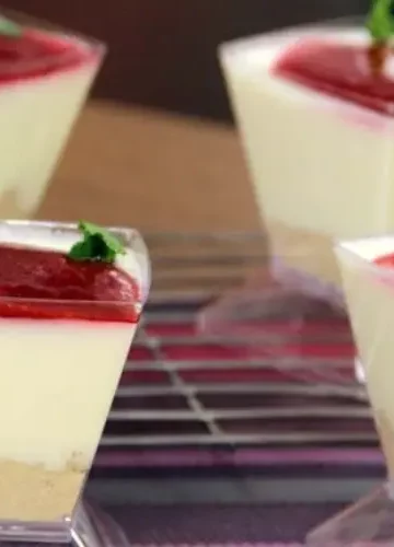 Receita de Cheesecake de Colher com Coulis de Framboesa