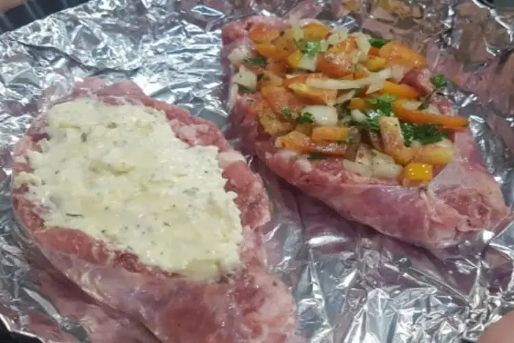 Receita de Linguiça com vinagrete e creme de queijo