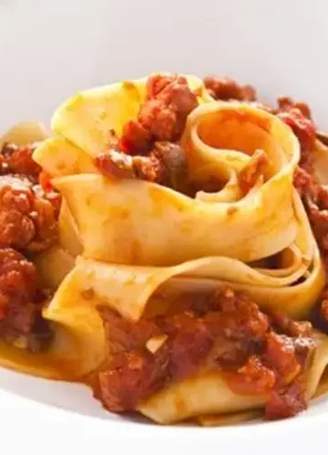 Receita de Macarrão Pappardelle com Cogumelo Porcini e Linguiça