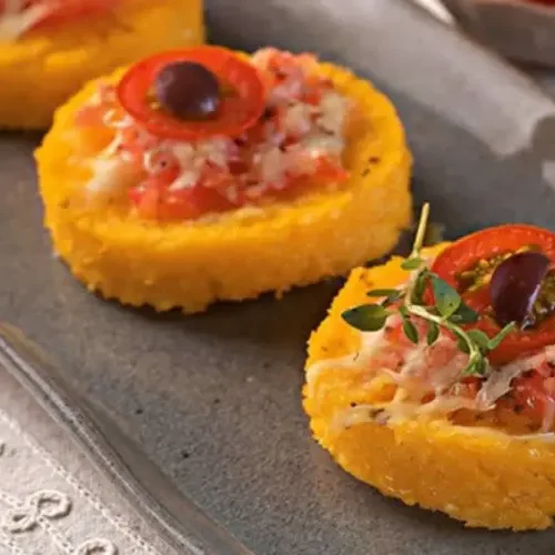 Receita de Mini pizza de polenta