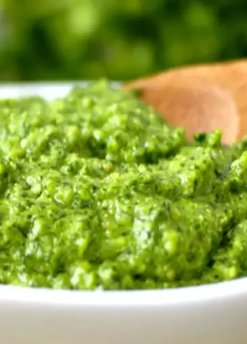 Receita de Molho Pesto com Manjericão e Amêndoas