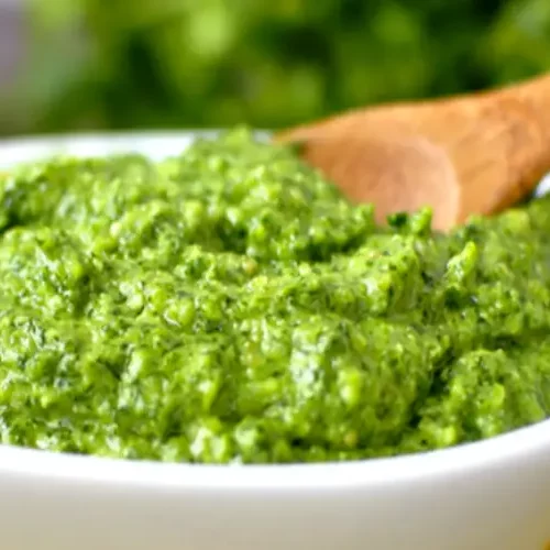 Receita de Molho Pesto com Manjericão e Amêndoas