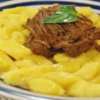 Receita de Nhoque de Mandioquinha com Ragu de Fraldinha