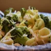 Macarrão Orecchiette com anchova e brócolis