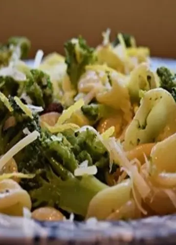 Macarrão Orecchiette com anchova e brócolis