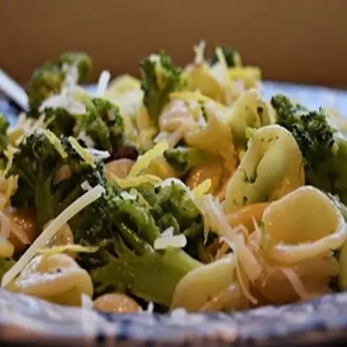 Macarrão Orecchiette com anchova e brócolis