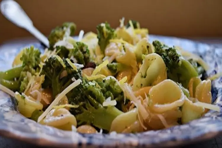 Macarrão Orecchiette com anchova e brócolis