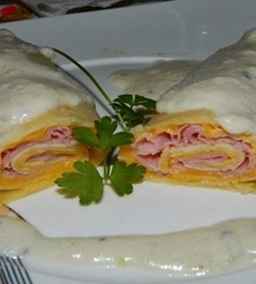 Receita de Panqueca de Presunto e Queijo e ao Molho Roquefort