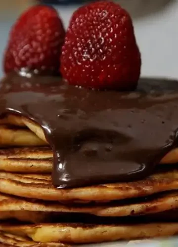 Receita de Panquecas Light com Calda de Chocolate