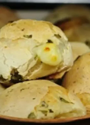 Pão de Queijo Proteico com Agrião Picadinho