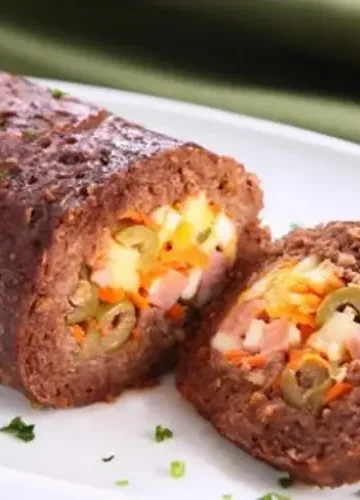 Receita de Rocambole de Carne Recheado com Presunto e Queijo