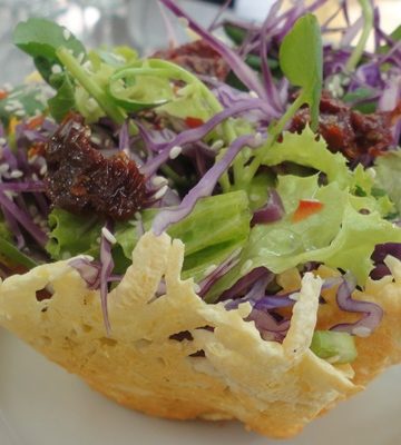 Receita de Salada Tailandesa na Cestinha de Queijo