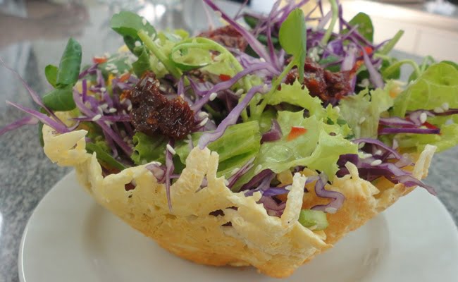 Receita de Salada Tailandesa na Cestinha de Queijo
