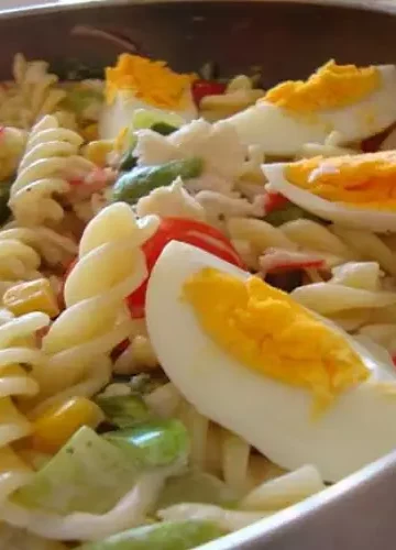 Receita de Salada de Peixe e Massa com Vegetais