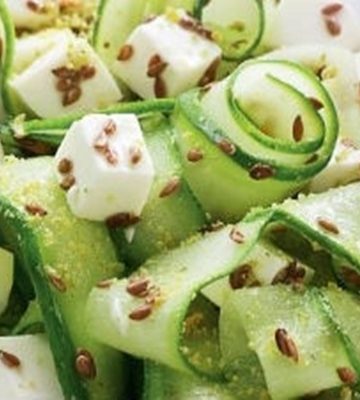 Receita de Salada de pepino com queijo branco e semente de linhaça