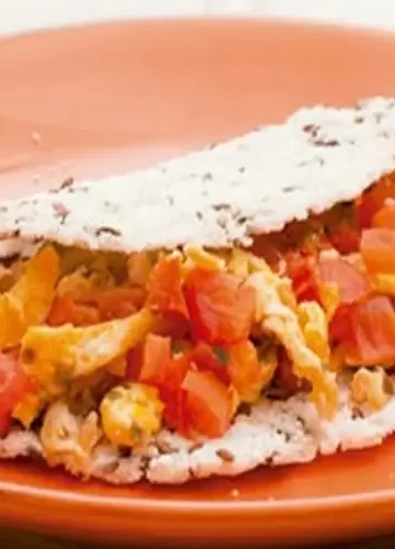 Tapioca de linhaça com ovo mexido e tomate