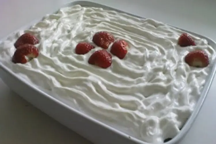 Receita de Torta de Brigadeiro Branco com Morango