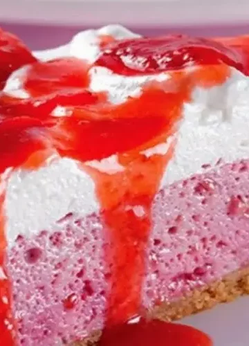 Receita de Torta mousse com calda de morango