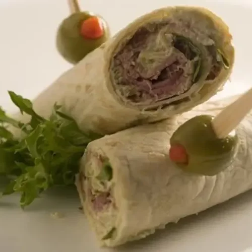 Wrap com rosbife e creme de azeitona