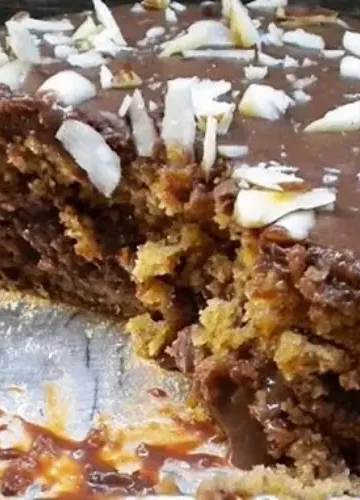 Bolo de Ameixas Pretas com Recheio e Cobertura de Chocolate