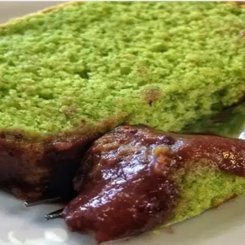 Receita de Bolo de Agrião com cobertura de açúcar mascavo