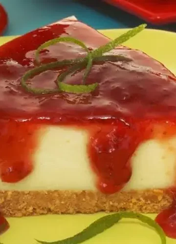 Receita de Cheesecake de limão com calda de morango