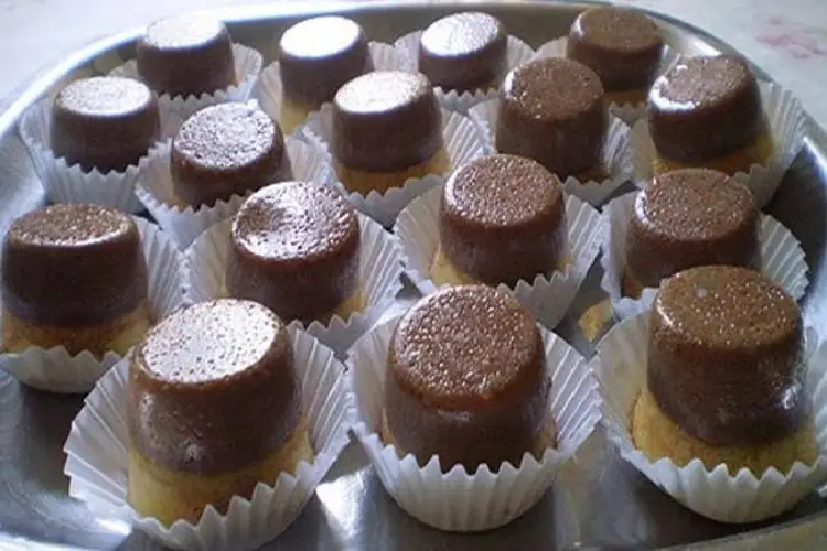 Receita de Mini Bolo Pudim de Morango com Chocolate