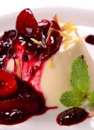 Receita de Panna Cotta com calda de frutas vermelhas