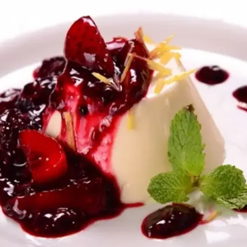 Receita de Panna Cotta com calda de frutas vermelhas